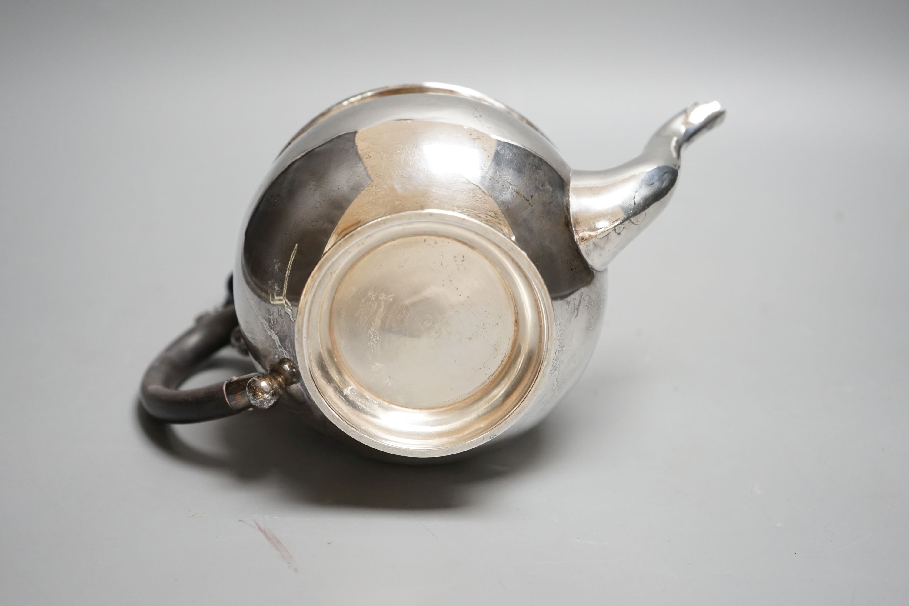 A George V silver teapot, marks rubbed, gross 13oz.